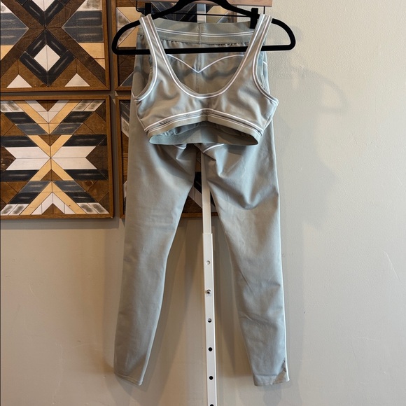 ALO Yoga Airbrush Heart Throb Set Bra + Leggings Limestone / White size Small - Picture 6 of 12